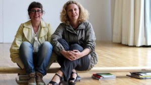 Las pedagogas María Acaso (d) y Amaia Urzain, impulsoras del proyecto VACA, en el Centro Huarte.